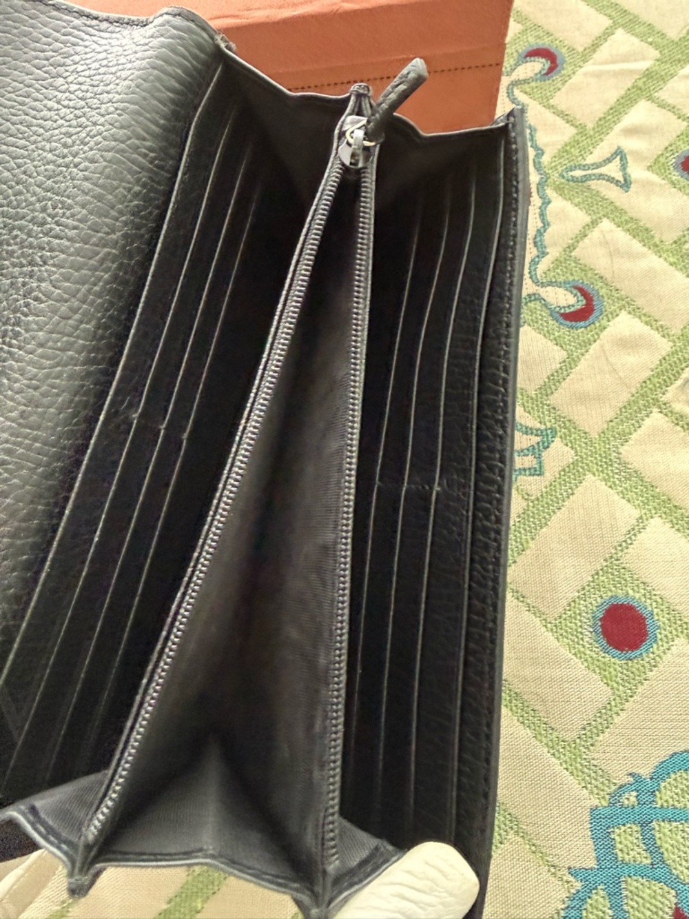 Gucci Black Leather Wallet with Gold Interlocking G - Picture 5 of 16